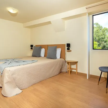 Spacious House With Pool In בית נופש