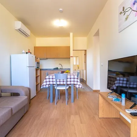 Spacious House With Pool In 프라제르스