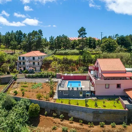 Spacious House With Pool In בית נופש *