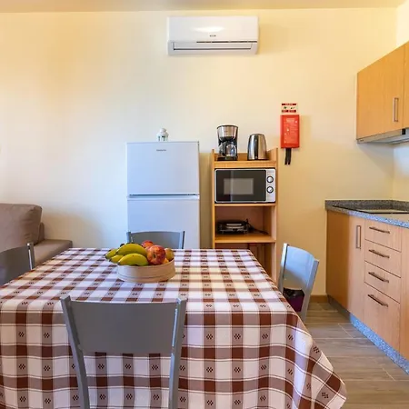 Spacious House With Pool In בית נופש