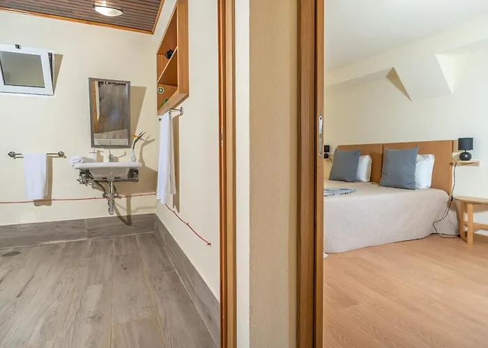 Ferienhaus Spacious House With Pool In Prazeres