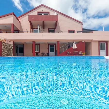 Spacious House With Pool In Prazeres Casa vacanze