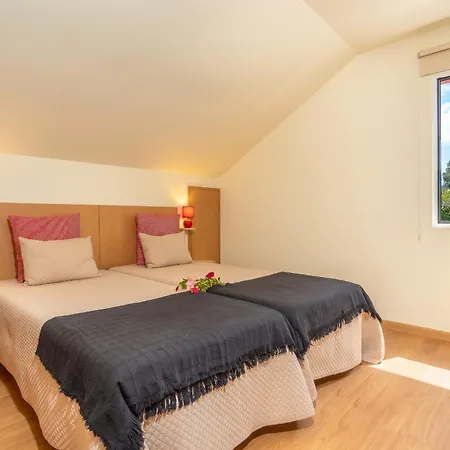 Spacious House With Pool In Prazeres Casa vacanze