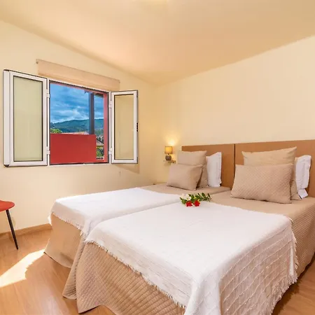 Spacious House With Pool In Prazeres Casa vacanze